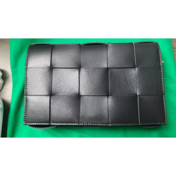 Bottega Cassette with versatile strap color:Black 741777V2XU18803