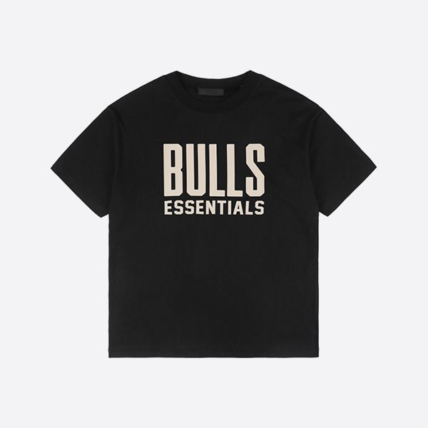シカゴ・ブルズ × フィア オブ ゴッド エッセンシャルズ ショートスリーブ Tシャツ