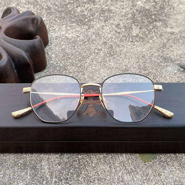 クロームハーツ CH 超軽量純チタンクロスメガネ（ブラックフレーム、レッド＆ゴールド）