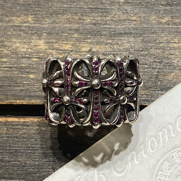 クロームハーツ 赤いダイヤモンドがちりばめられた円形の墓リング