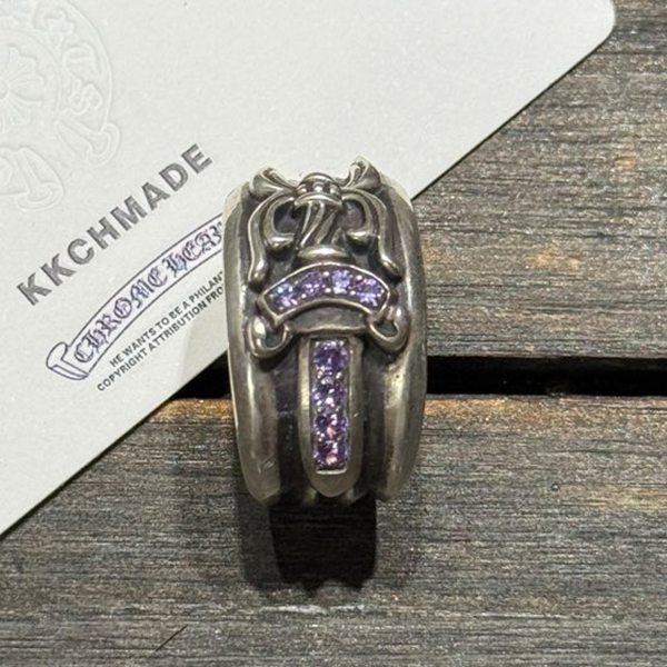 クロームハーツ 紫のダイヤモンドの剣と短剣の指輪