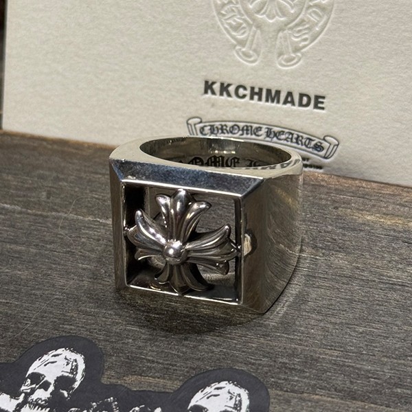 クロームハーツ 中空の大きなクロスフラワーリング