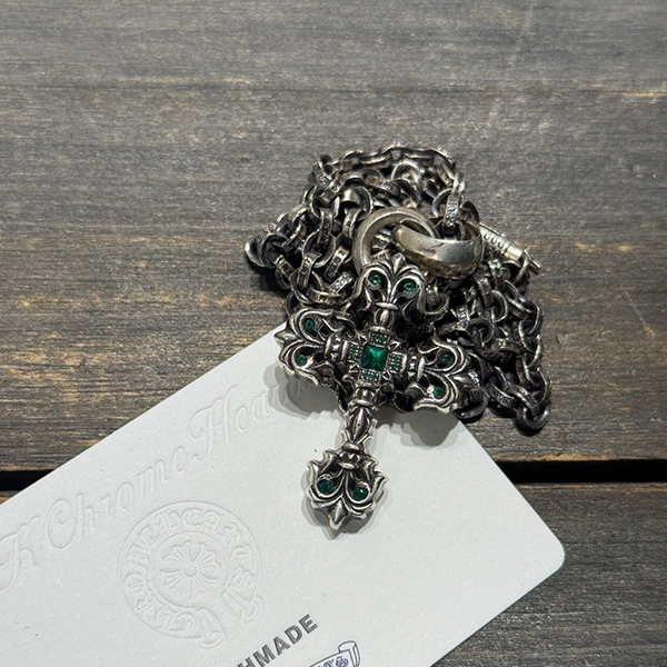 クロームハーツ グリーンダイヤモンド象嵌ミディアムフレームクロス