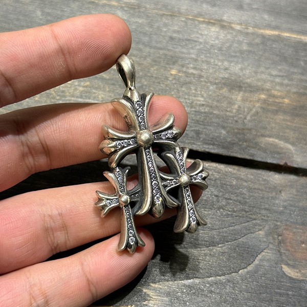 クロームハーツ フルダイヤモンドトリプルクロスペンダント