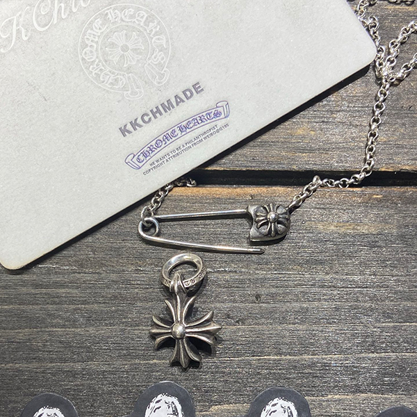 クロームハーツ 小さな十字架のペンダント