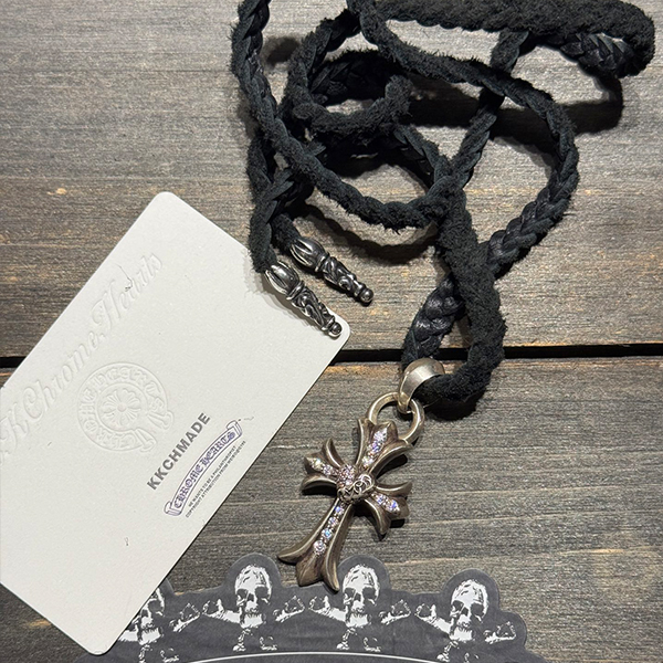 クロームハーツ VVSフルダイヤモンドインレイピーチハートクロスレザーロープスリーブ