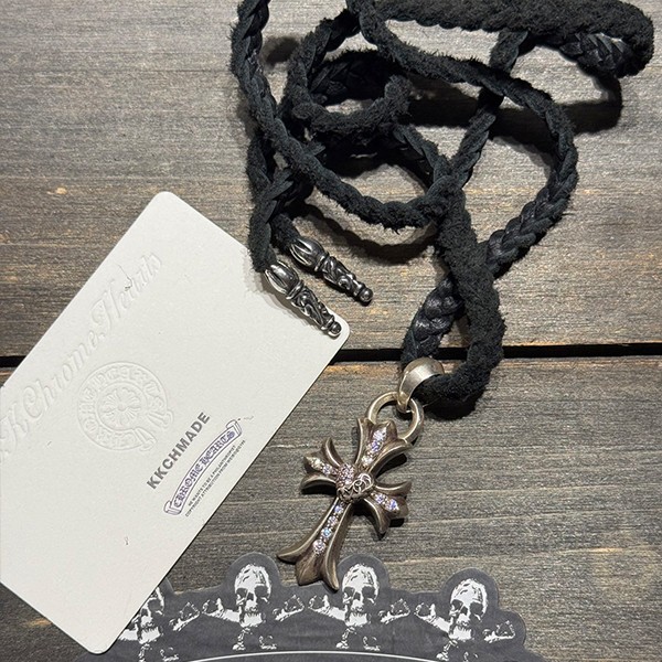 クロームハーツ VVSフルダイヤモンドインレイピーチハートクロスレザーロープスリーブ