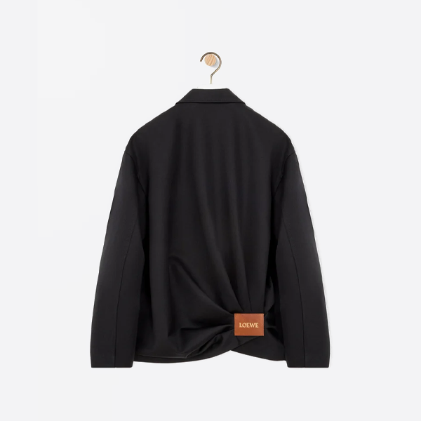 プリーツレザータグと背面のジッパーが付いたロエベのジャケット