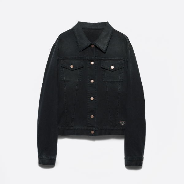 裾に三角形のロゴが入ったプラダのデニムジャケット