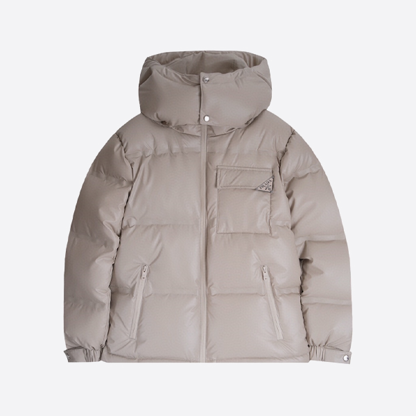 プラダのネームプレートが入ったダウンジャケット、アプリコットカラー