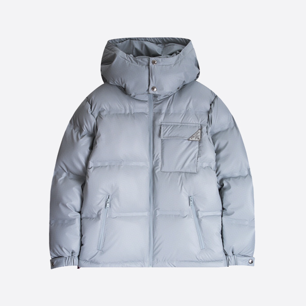 プラダのネームプレートが入ったダウンジャケット、ブルー