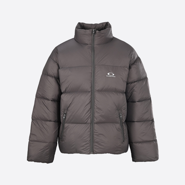 バレンシアガの円形ロゴスタンドカラーダウンジャケット