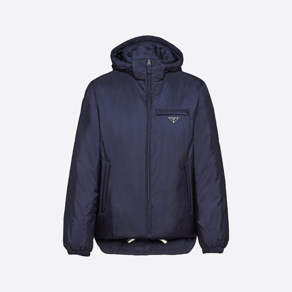プラダの三角ロゴ入りリサイクルナイロンフード付きダウンジャケット