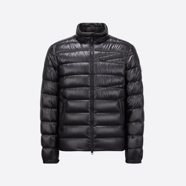 胸元に斜めのジッパーが付いたモンクレール限定イエローレーベルのダウンジャケット