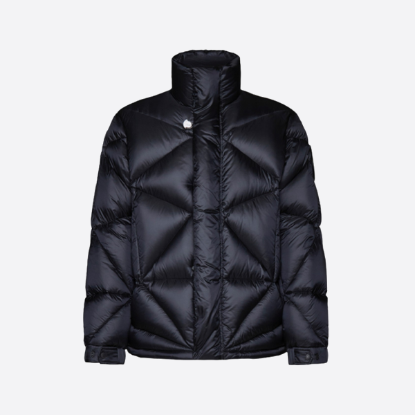 モンクレール x ファレル・ウィリアムズのコラボレーションによる、三角カットのスタンドカラーダウンジャケット