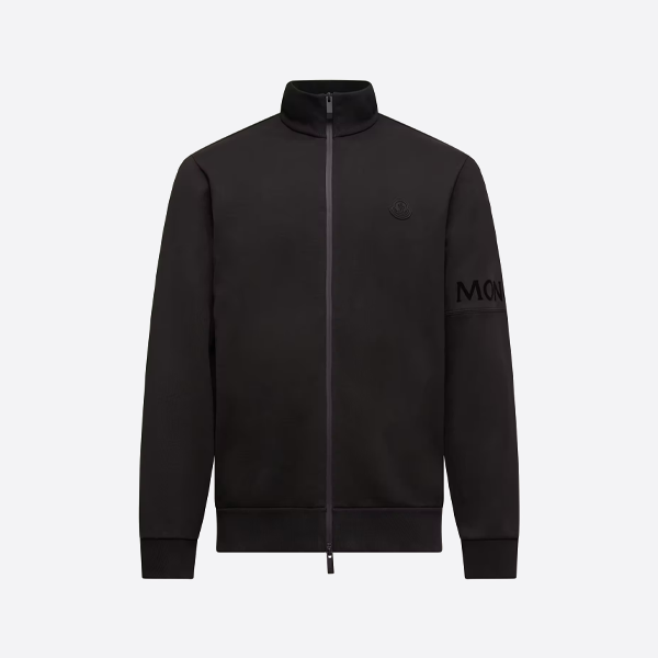 胸に黒いロゴが入ったモンクレールのスタンドカラージャケット