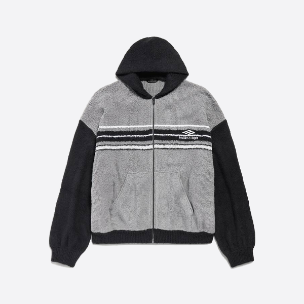 バレンシアガのパッチワーク刺繍ロゴシアリングコート