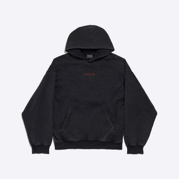 バレンシアガの赤い刺繍入りパーカー