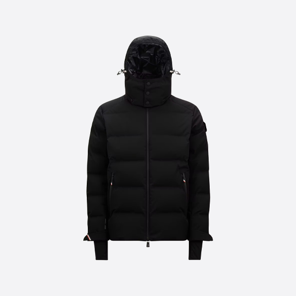 モンクレールのダウンジャケット、袖ポケットに小さなロゴ入り、ブラック