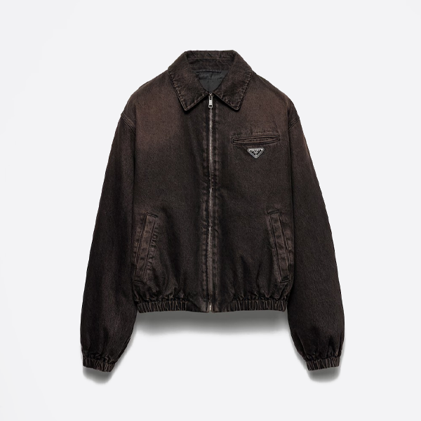 プラダのトライアングルロゴ入りダメージデニムジャケット