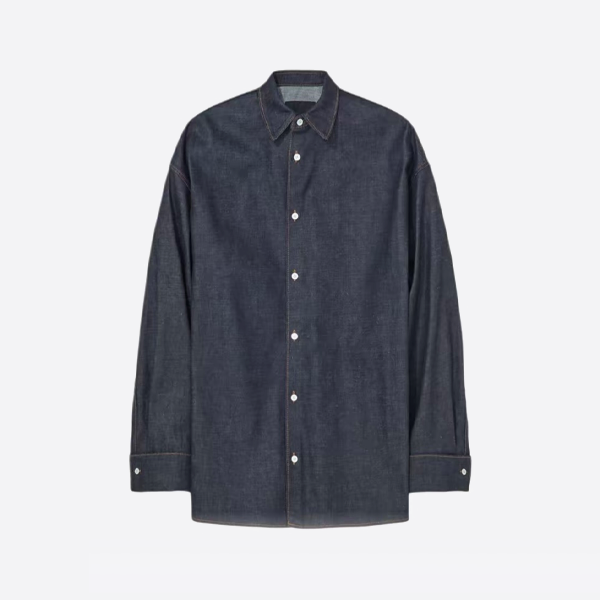 背中に小さなロゴが入ったプラダのデニムシャツジャケット