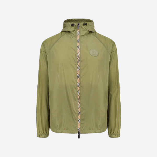 バーバリーのチェック柄ナイロンフード付きジャケット