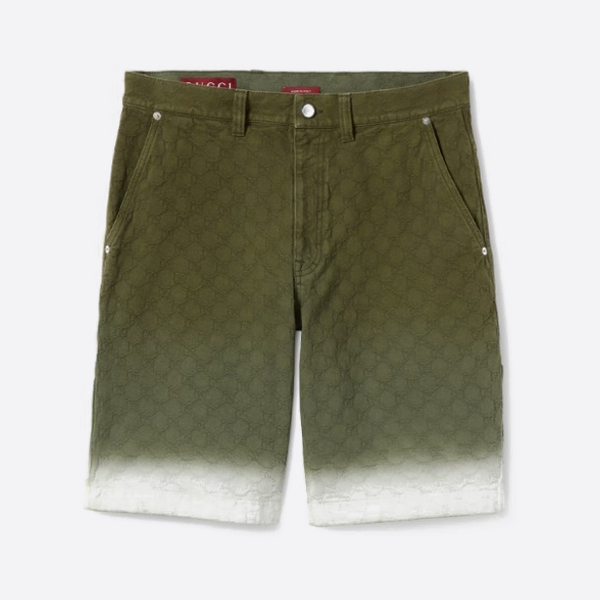 繊細なダブルGのジャカード柄が特徴のグッチ グラデーション デニム ショートパンツ。