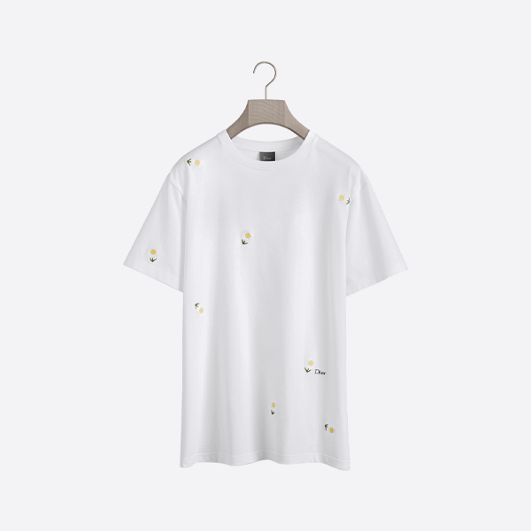全身にデイジーの刺繍が施されたディオールの半袖Tシャツ