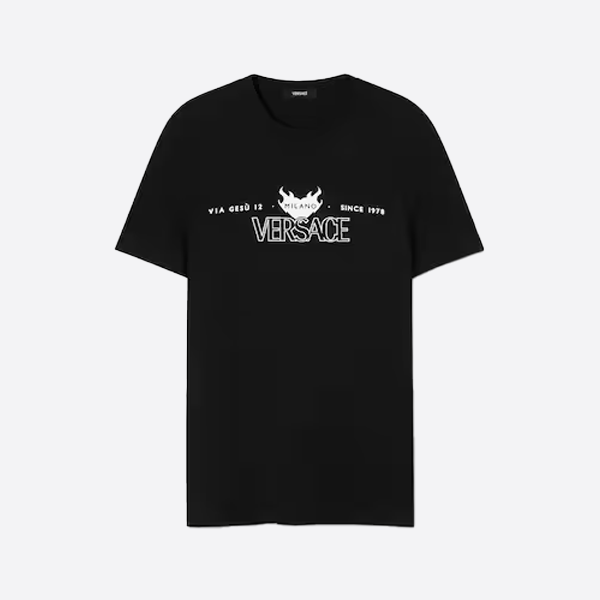 ヴェルサーチのロゴプリント入り半袖黒シャツ