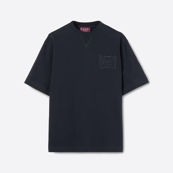 胸に刺繍のバッジロゴがあしらわれた、グッチの半袖Tシャツ。