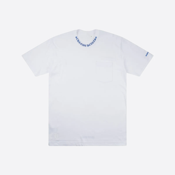 襟にサンスクリット語のロゴが入ったクロムハーツの半袖シャツ