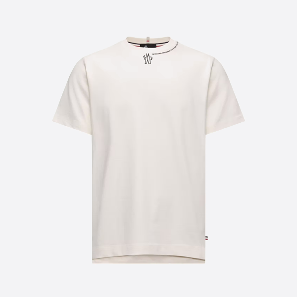 モンクレールの半袖Tシャツ。ネックラインにロゴプリント入り。