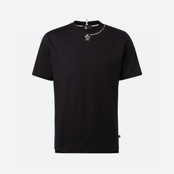 モンクレールのロゴプリント入り半袖Tシャツ（黒のネックライン）