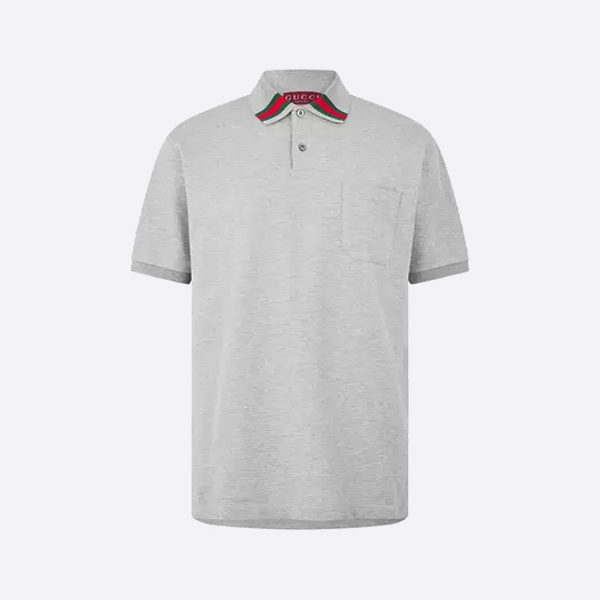 コントラストカラーのネックラインとグレーのトリムが特徴的なグッチのポロシャツ（半袖）。
