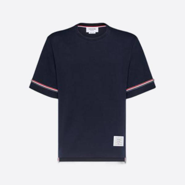 トム・ブラウンの半袖Tシャツ、ウェビングカフス付き、ブルー。