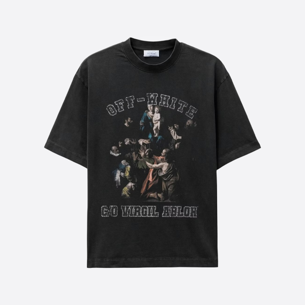 オフホワイトの半袖シャツ。胸元にマドンナのプリントとウォッシュ加工が施されている。