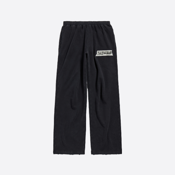 バレンシアガのダメージ加工プリントパンツ（ダクトテープ付き）。