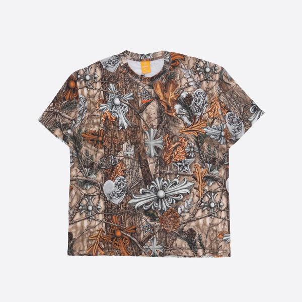クロムハーツとナイキのコラボレーションによる全面プリント半袖Tシャツ