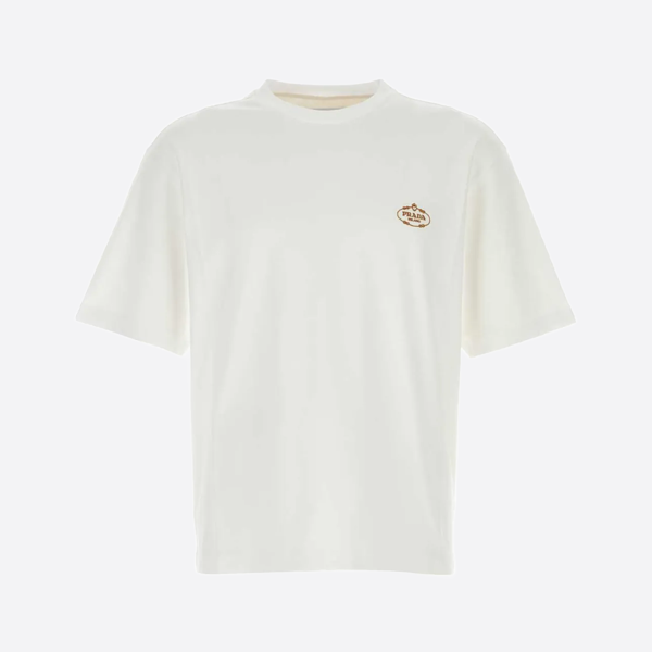 胸に刺繍アップリケのロゴがあしらわれたプラダの半袖シャツ