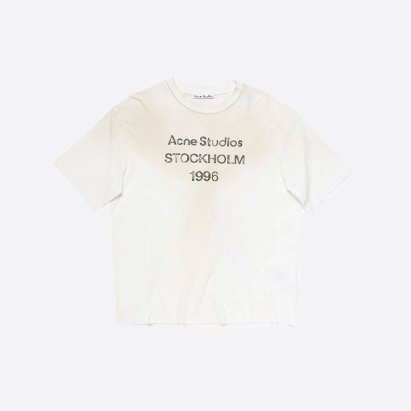 アクネ ストゥディストーションズ プリント入りダメージ加工ロゴ入り半袖Tシャツ、ホワイト