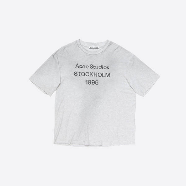 アクネ ストゥディストーションズ プリント入りダメージ加工ロゴ入り半袖Tシャツ、グレー