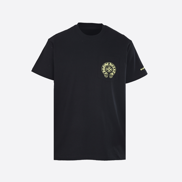クロムハーツ ポケット イエロー サンスクリットスクロールプリント 半袖Tシャツ（ブラック）
