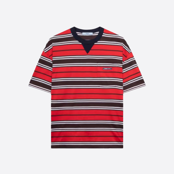 プラダの赤いストライプ柄パッチポケット付き半袖Tシャツ
