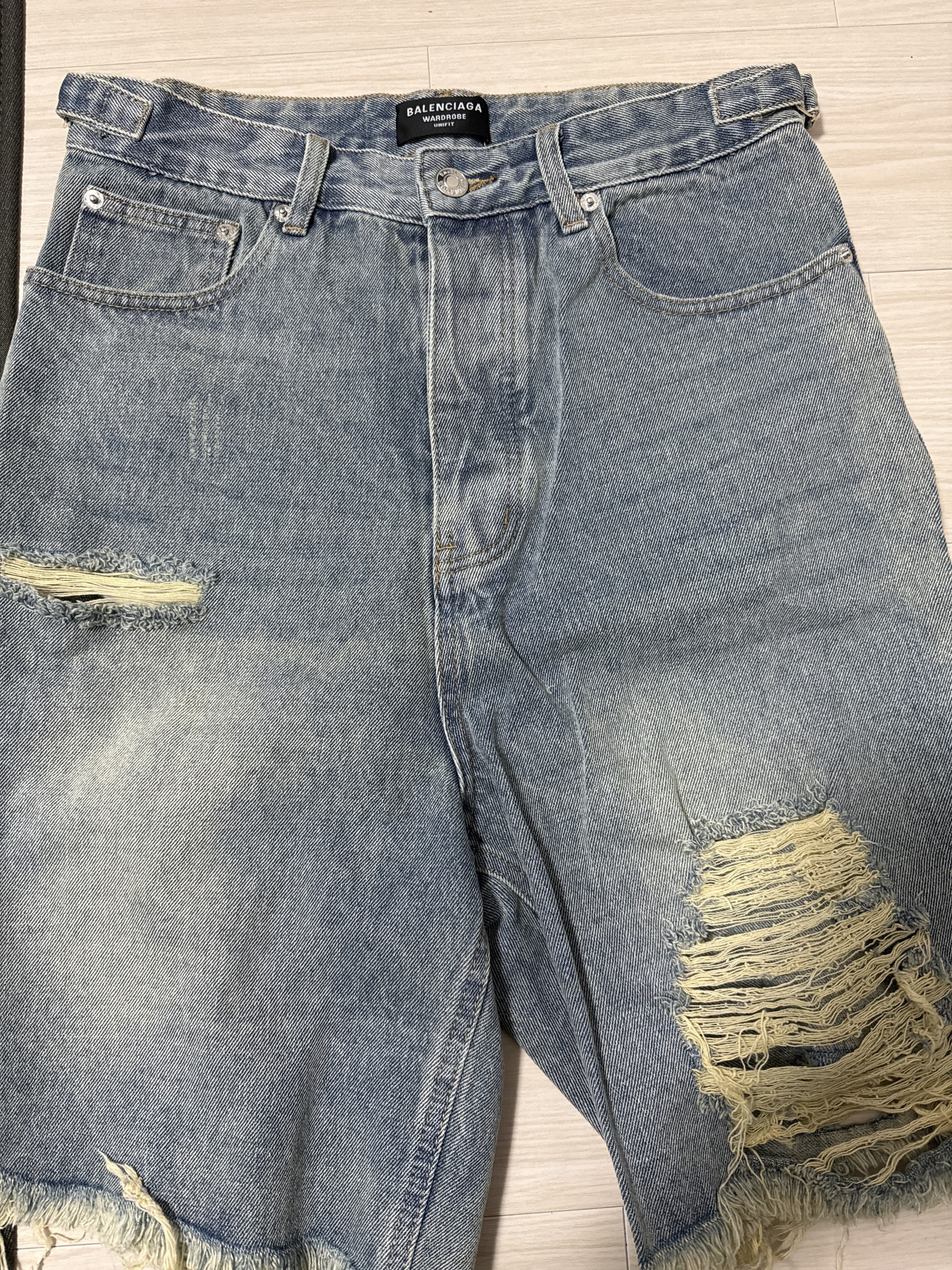 バレンシアガ ダメージ加工デニム ショートパンツ