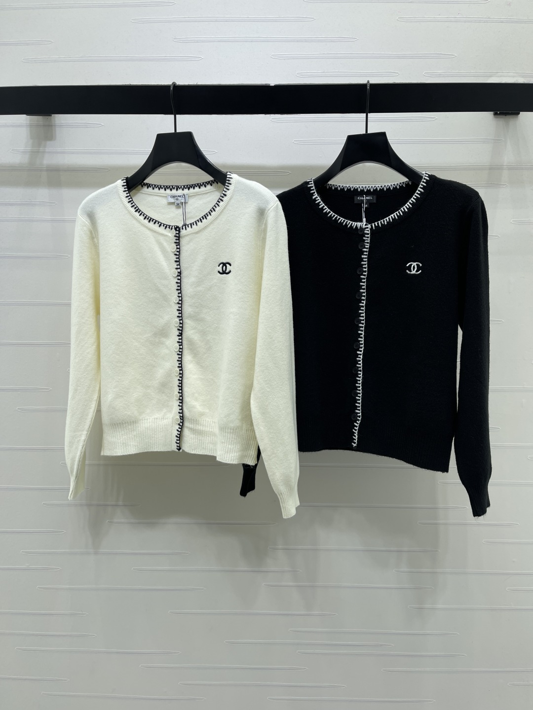 シャネル CCロゴ コントラストトリム ニットカーディガン アイボリー 詳細画像 1