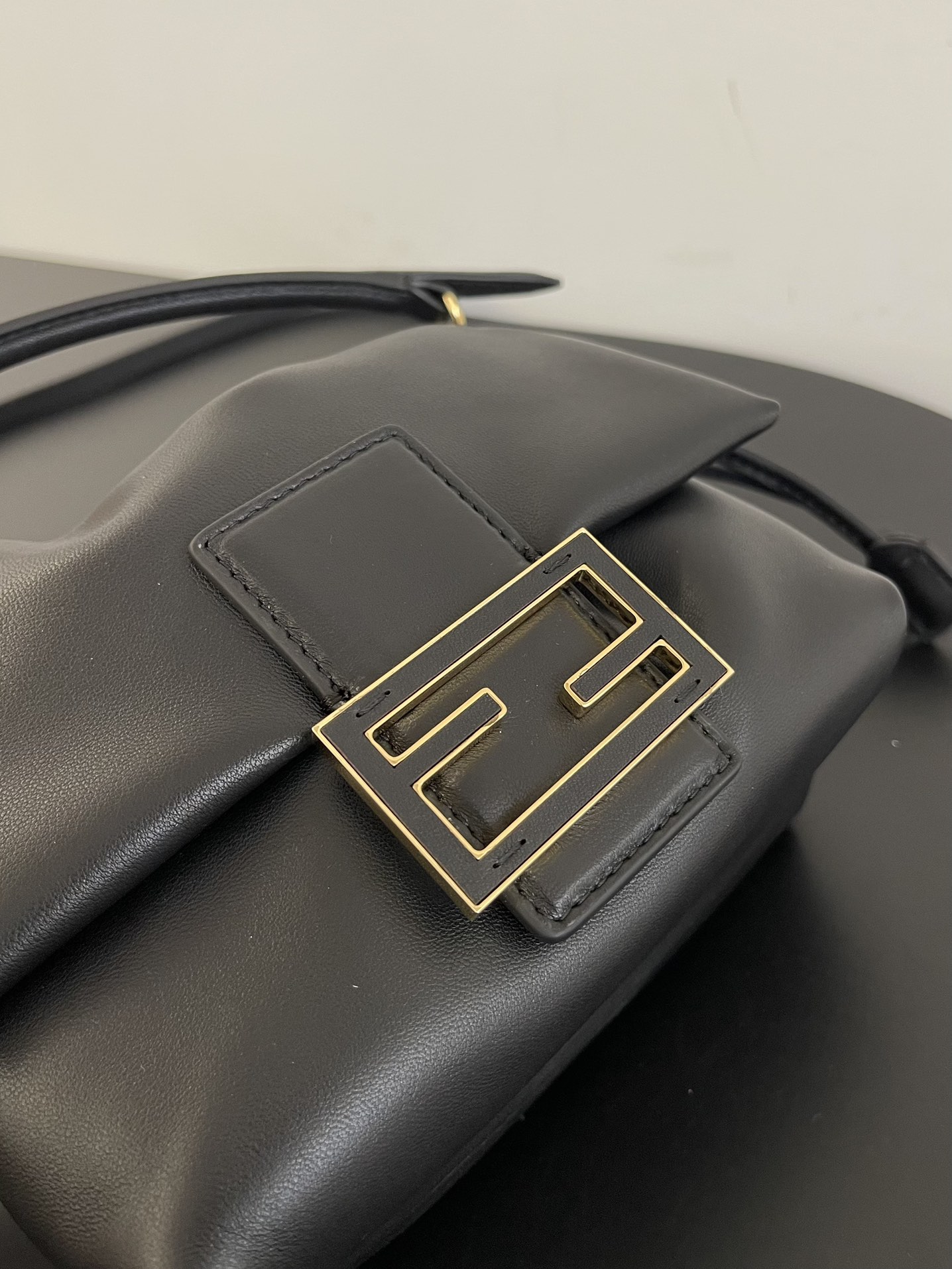 フェンディ マンマ バゲット スモール ブラック ナッパレザー バッグ 詳細画像 3
