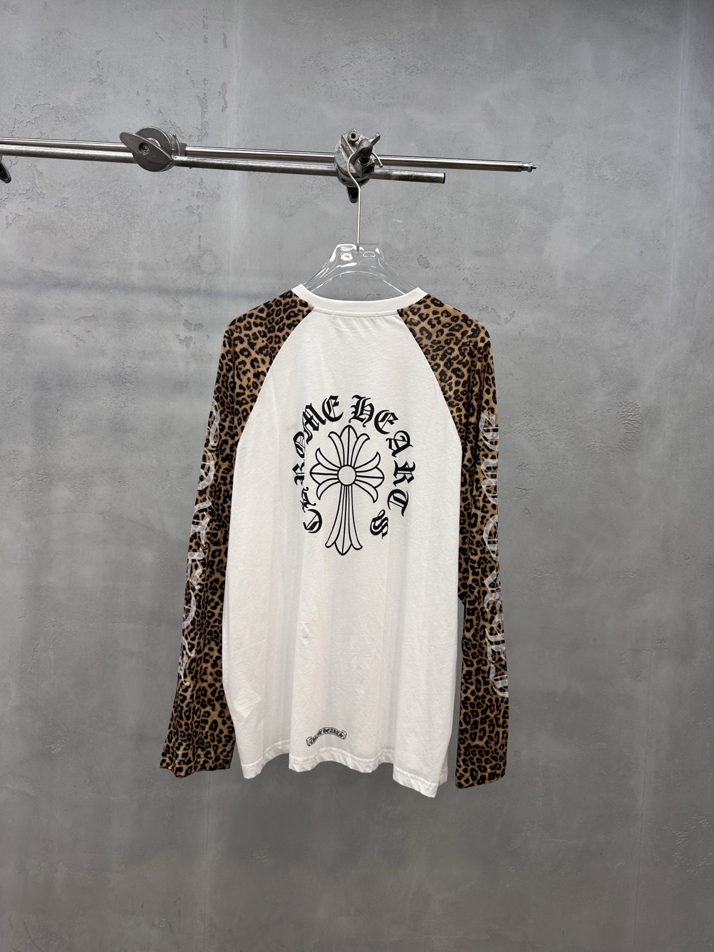 クロムハーツ レオパード柄袖 ロングスリーブTシャツ ホワイト×ブラウン 詳細画像 2