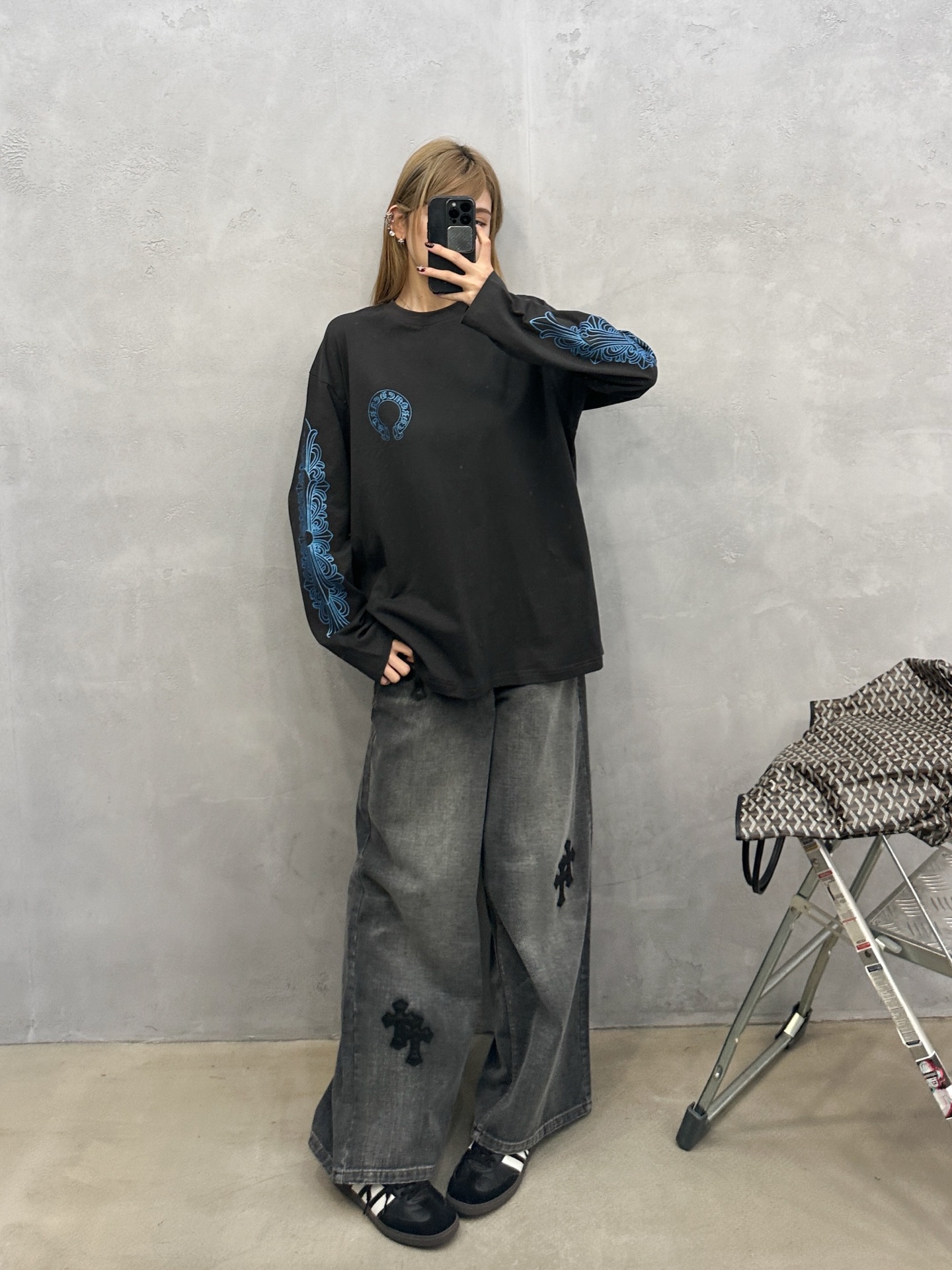 クロムハーツ 長袖Tシャツ ブラック ブルークロス袖プリント 詳細画像 1