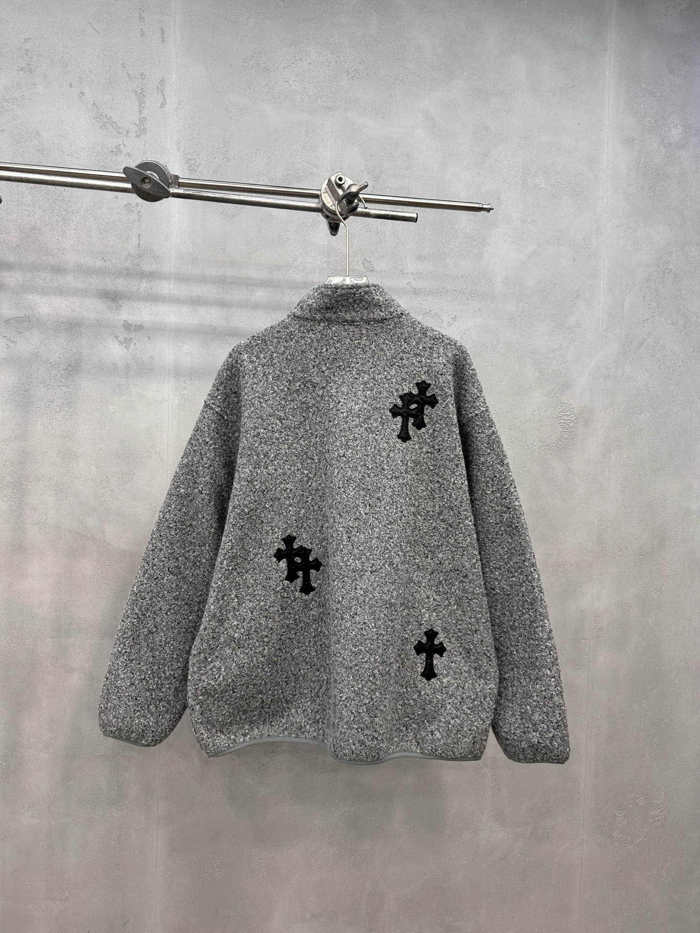 クロムハーツ クロス刺繍 フェイクムートンジップジャケット グレー 詳細画像 2