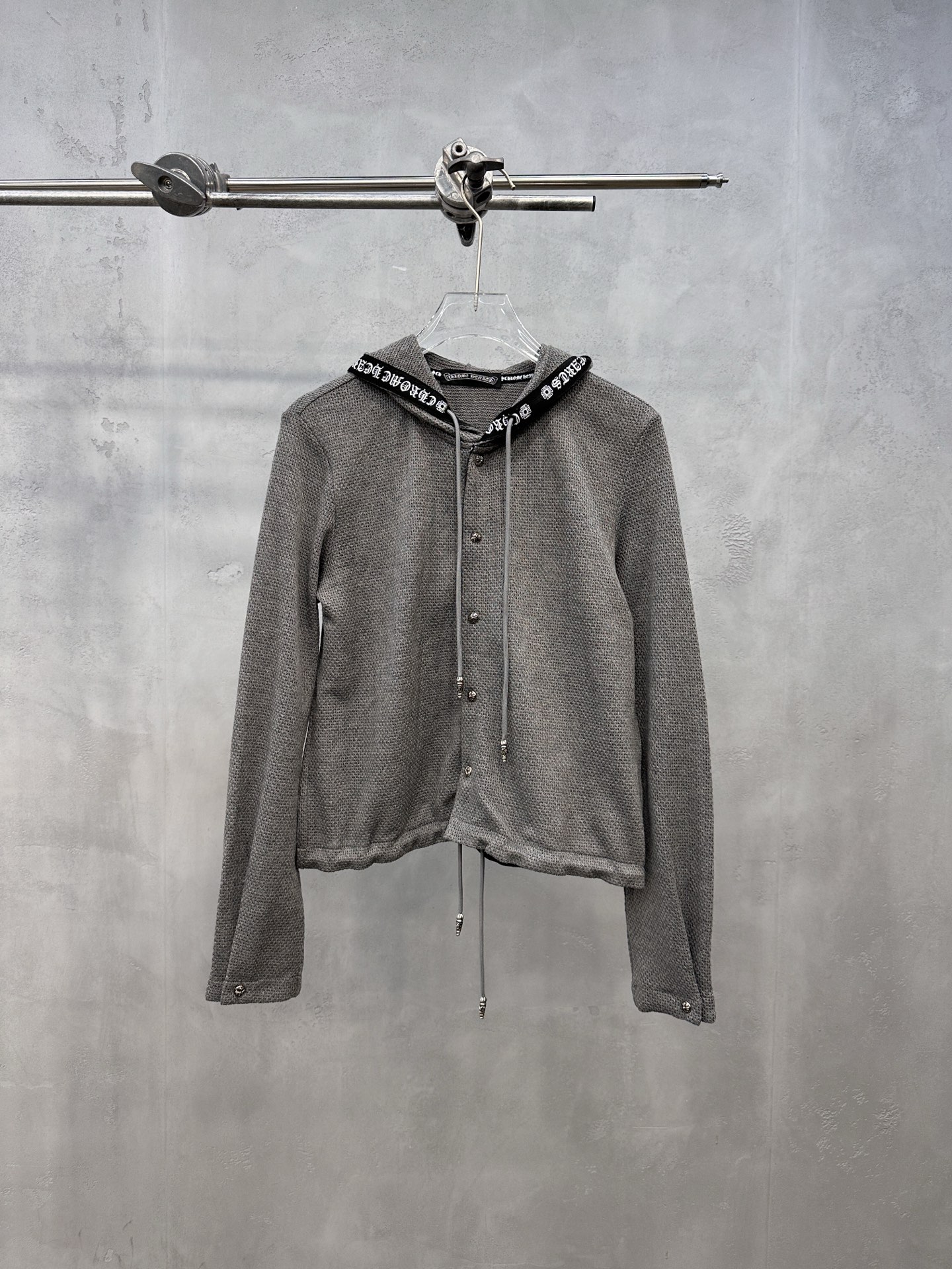 クロムハーツ ウォッシュド ロゴテープ フーデッド スナップボタン カーディガン グレー 詳細画像 1